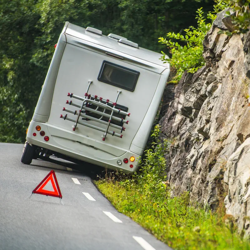 Camping-car dans un faussé