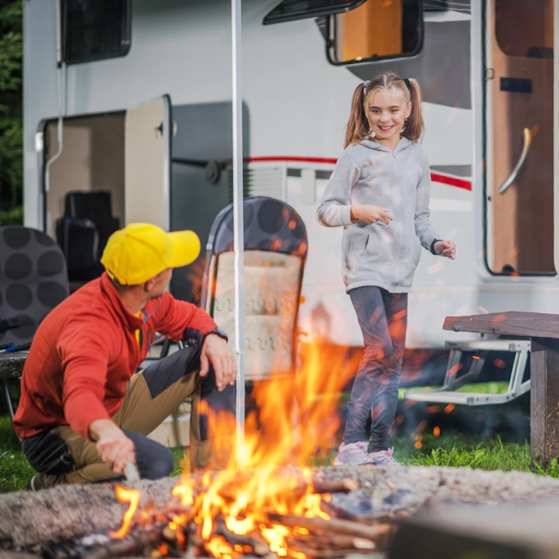 un père qui voyage en camping-car avec sa fille